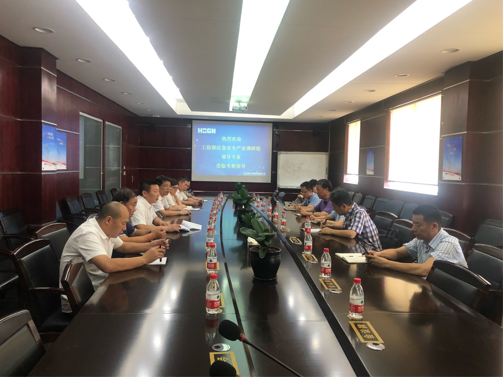 工信部应急清静工业生长战略调研组走进和记官网电气集团